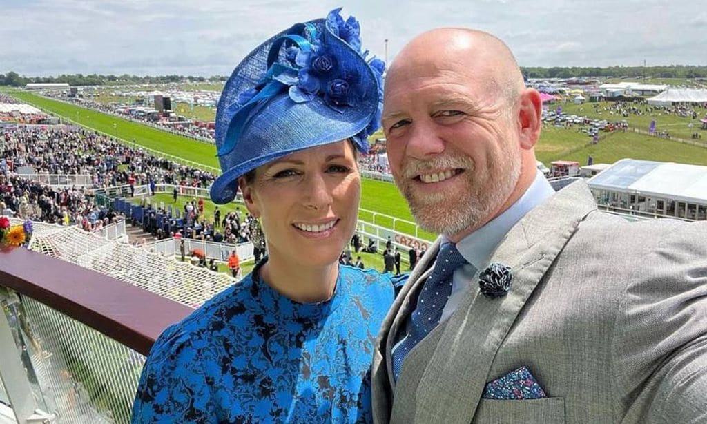 Mike Tindall junto a su mujer Zara Tindall en el hipódromo Epsom Downs 