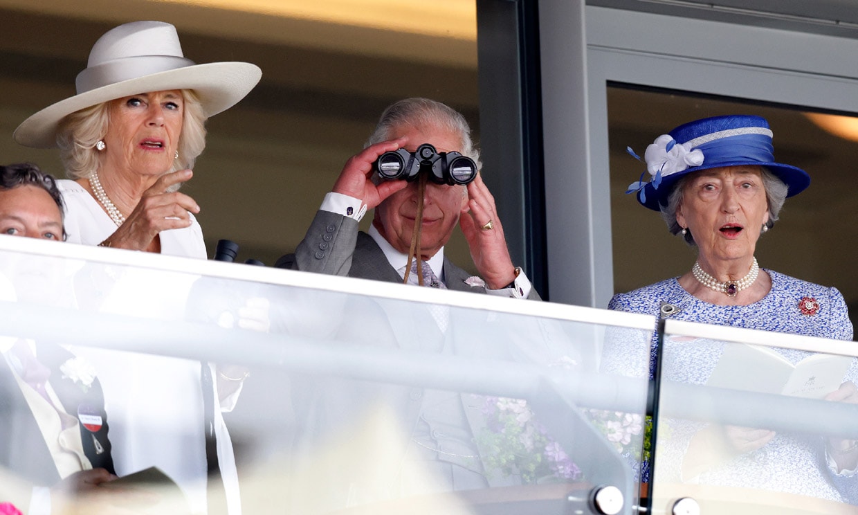Los reyes Carlos y Camilla con Lady Sussan Hussey 