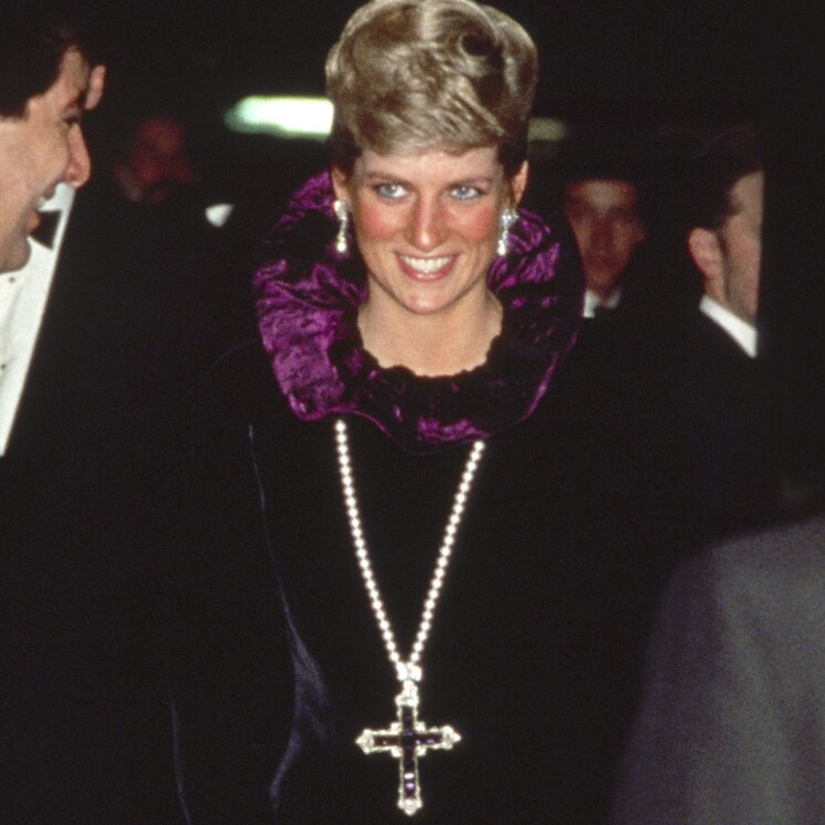 La historia de la cruz de amatistas que la princesa Diana usó en la década de los ochenta