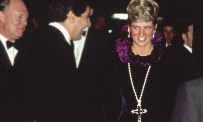 Diana de Gales con una cruz de amatistas