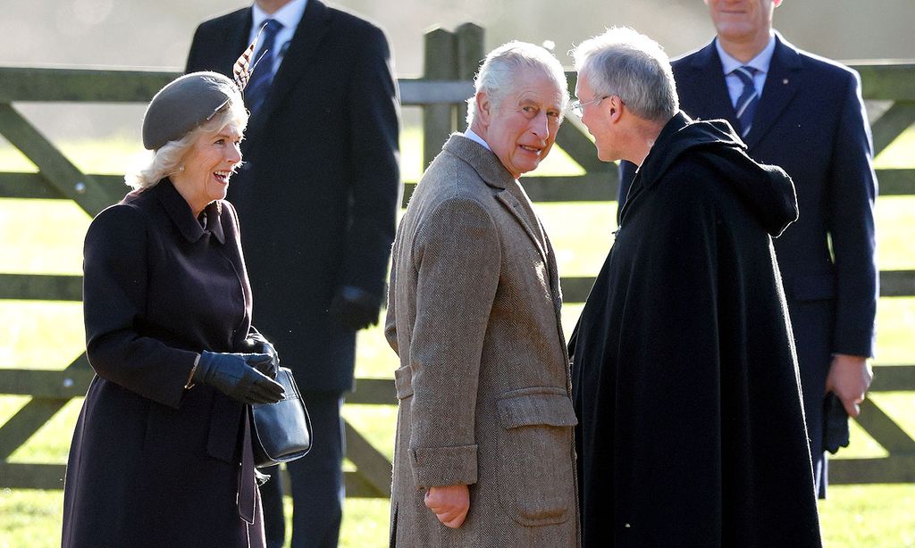 Carlos III y la reina consorte Camilla inauguran el 2023 asistiendo a la Misa de Año Nuevo de Sandringham