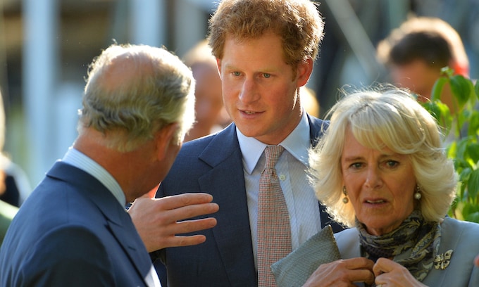 Los reyes Carlos y Camilla con el principe Harry