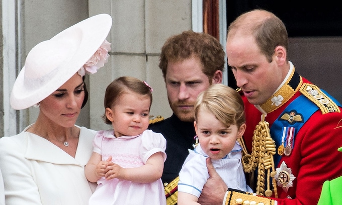 El príncipe Harry con sus sobrinos Louis y Charlotte 