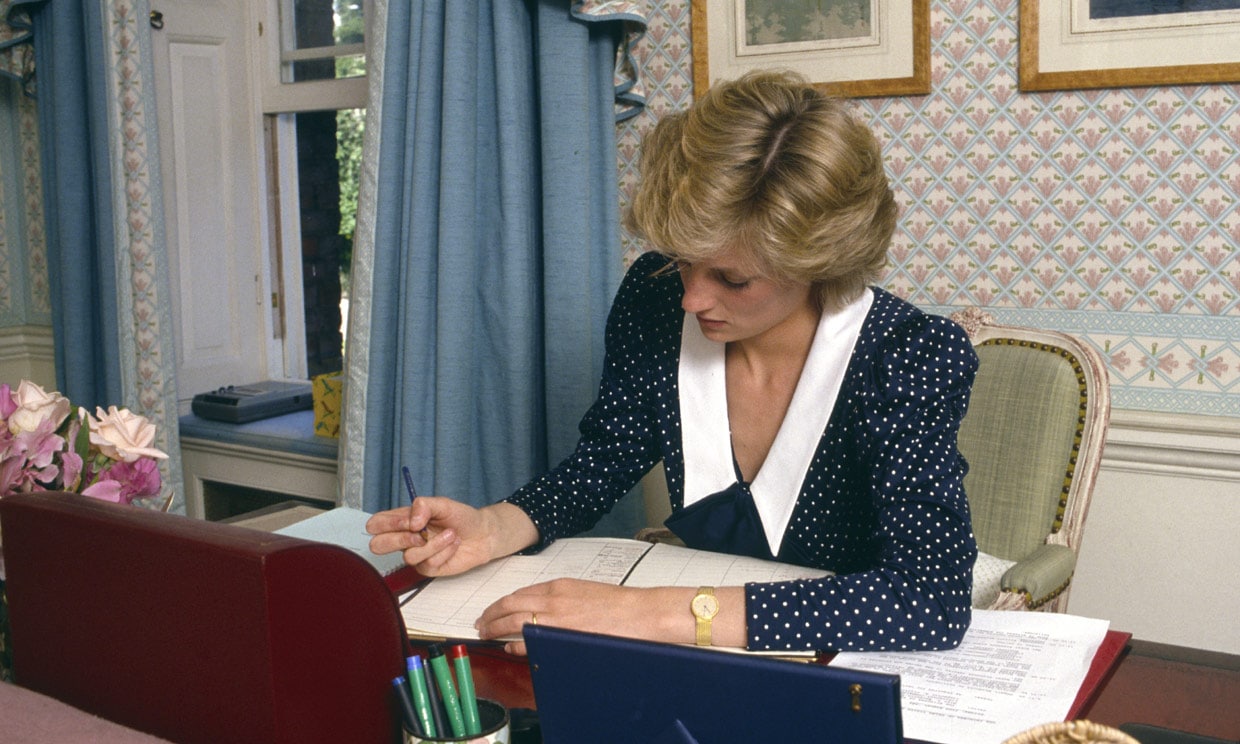 Diana de Gales en su escritorio del Palacio de Kensington