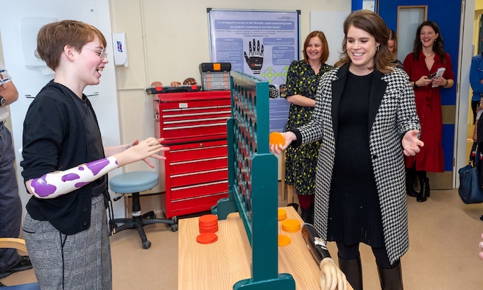 Eugenia de York visita el Royal National Orthopaedic Hospital