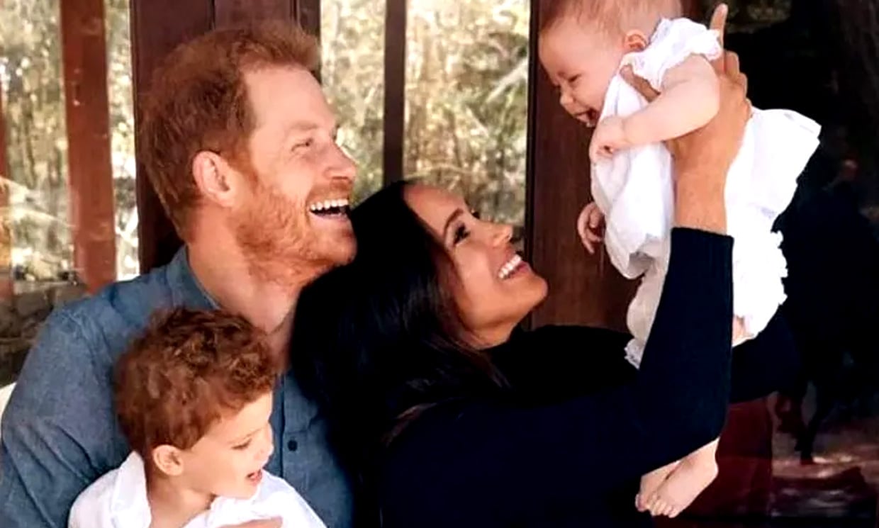 El príncipe Harry y Meghan Markle con sus hijos