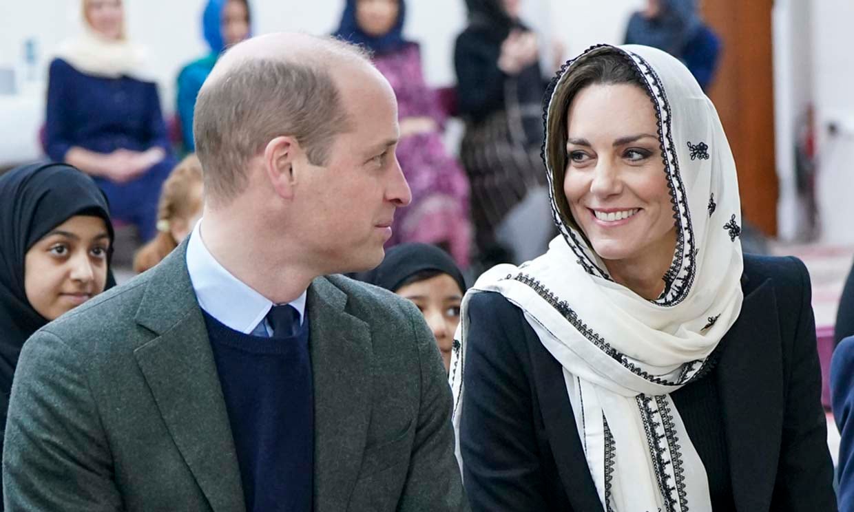 Kate Middleton luce un velo bordado en su visita a un centro musulmán