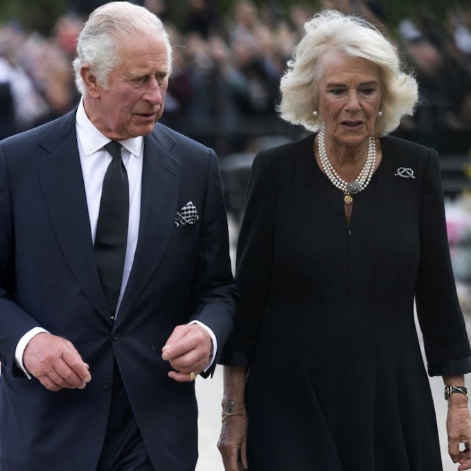 La reina Camilla, acompañada por Carlos III, acude al funeral de su cuñado