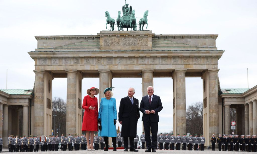 Los reyes Carlos y Camilla son recibidos con honores en su histórica visita de Estado a Alemania