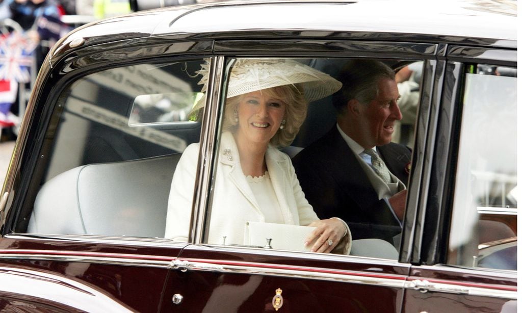 Una carrera de obstáculos e imprevistos: recordamos cómo fue la boda de los reyes Carlos y Camilla en su aniversario