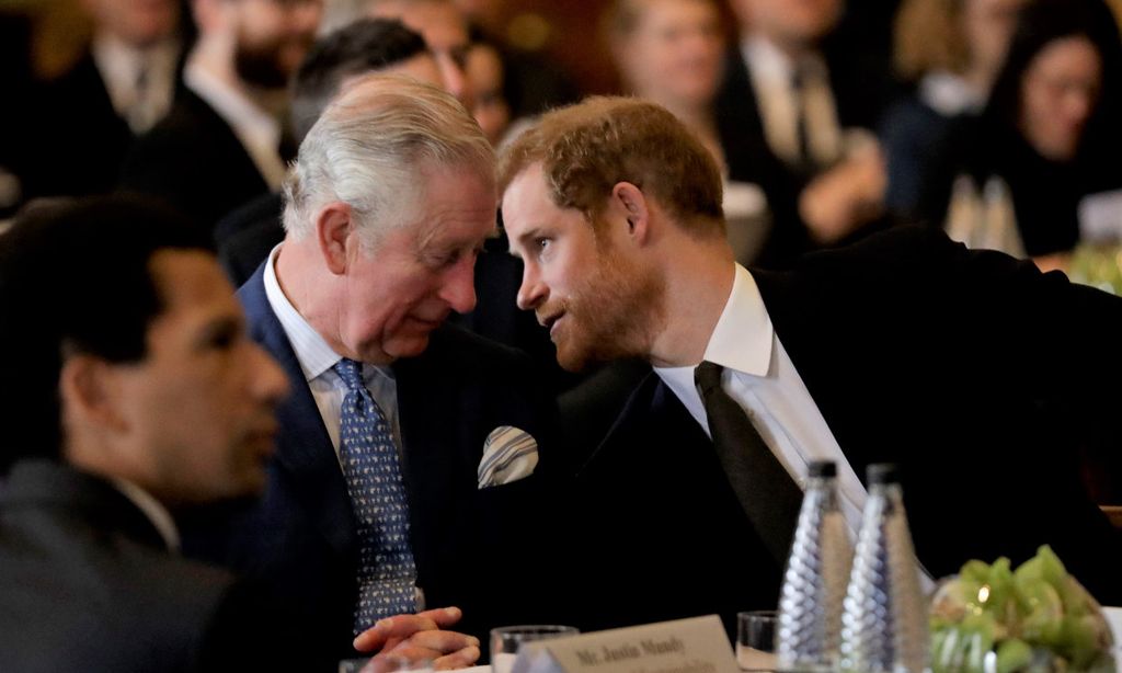 ¿Ha hablado el príncipe Harry con su padre antes de aceptar la invitación a la coronación?