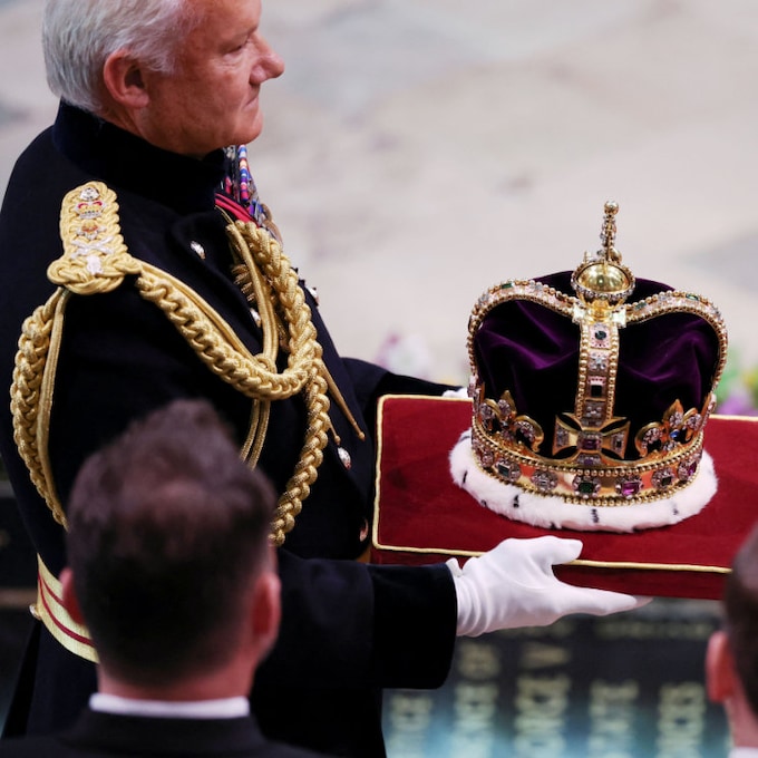 Dos kilos de corona en la cabeza de Carlos III, 600 gramos en la de la reina Camilla... los objetos y símbolos que se han usado en la coronación