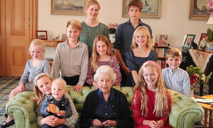 Isabel II con sus nietos y bisnietos