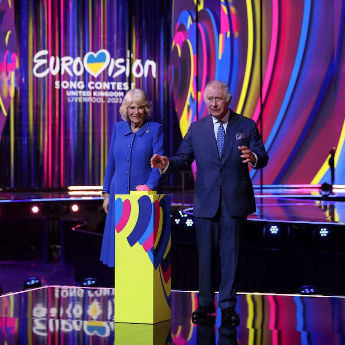 Los reyes Carlos y Camilla encienden el plató de Eurovisión antes de su coronación 