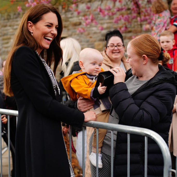 La simpática reacción de Kate Middleton cuando un bebé le 'roba' el bolso
