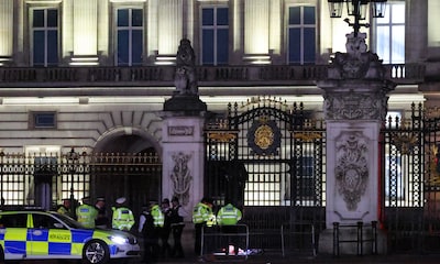 Un detenido y una 'explosión controlada' en el Palacio de Buckingham a cuatro días de la coronación de Carlos III
