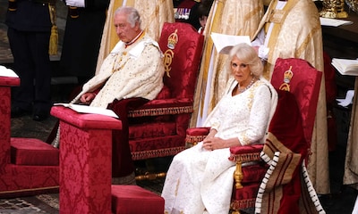 La vestimenta de los Reyes Carlos III y Camilla: túnicas recicladas para él, alta costura para ella