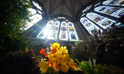 Más de 120 variedades y un guiño a la reina Isabel II: el significado de las flores que adornan la Abadía de Westminster