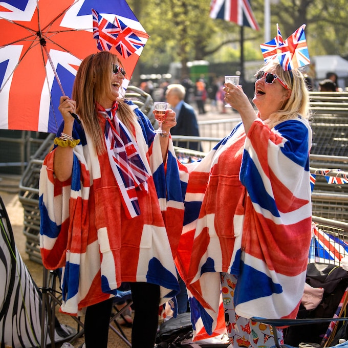Ambiente festivo y emociones a flor de piel en las calles de Londres, listas para la coronación de Carlos III