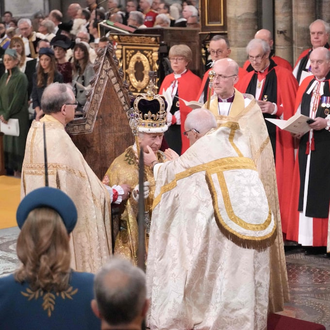 Los reyes Carlos III y Camilla, coronados en una espectacular e histórica ceremonia medieval cargada de simbolismo