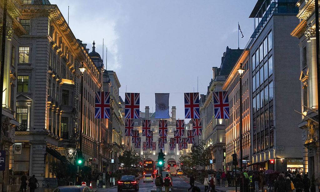 Y llegó el gran día: Londres despierta engalanada para coronar al nuevo rey, Carlos III, y a la reina Camilla