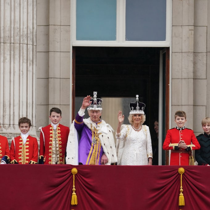 Carlos III se asoma por primera vez, como monarca del Reino Unido, al balcón del Palacio de Buckingham