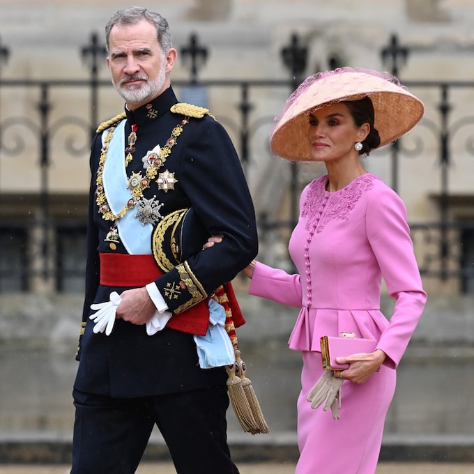 Foto a foto: todas las familias reales que han acompañado a Carlos III en este día histórico