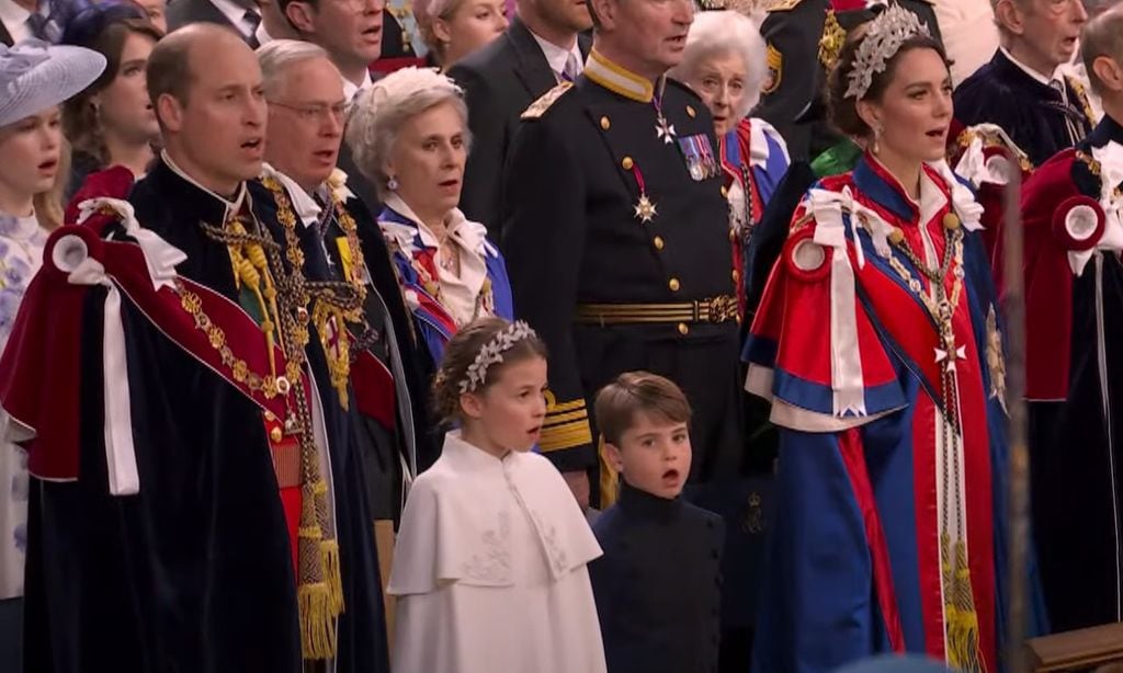 No te pierdas el vídeo más tierno del príncipe Louis entonando ‘God save the King’ ante su abuelo