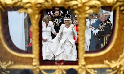 De la reverencia ante su marido a su coronación: ahora sí, la reina Camilla se despoja del título de 'consorte'