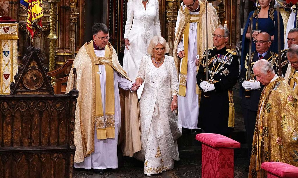 Los homenajes a su familia y a sus mascotas que escondía el vestido de coronación de la reina Camilla