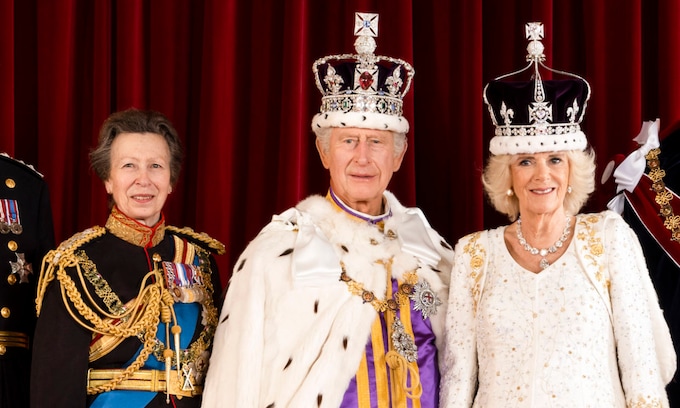 Foto oficial de la coronación de Carlos III 