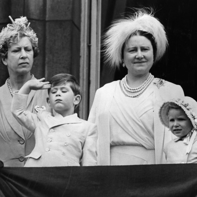 Foto a foto: así ha evolucionado el balcón del Palacio de Buckingham desde que Carlos III era niño hasta su coronación