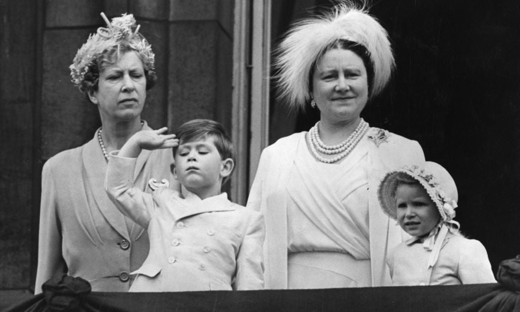 Foto a foto: así ha evolucionado el balcón del Palacio de Buckingham desde que Carlos III era niño hasta su coronación