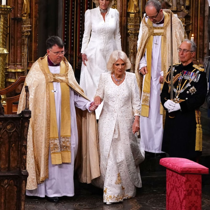 El diseñador del vestido de coronación de Camilla cuenta los entresijos del 'mayor encargo de mi vida'