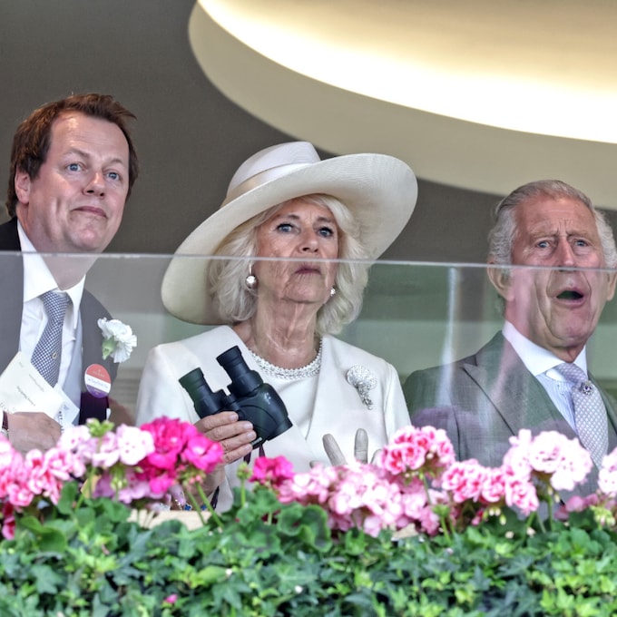 La pasión y los nervios de Carlos III y Camilla junto a Tom Parker Bowles, hijo de la Reina, en las carreras de Ascot