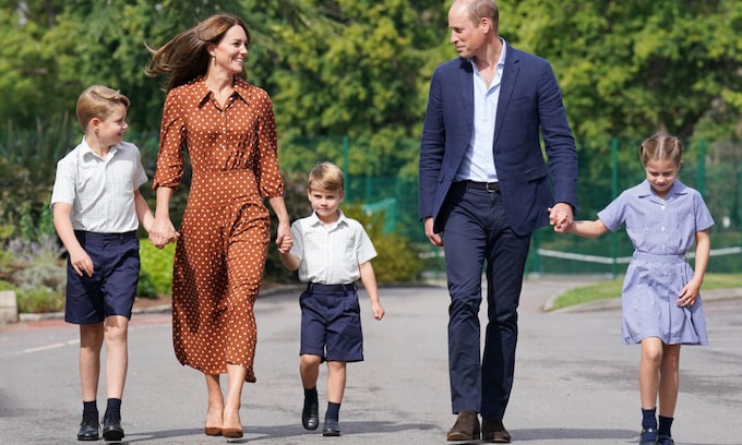 Los príncipes de Gales con sus hijos en su primer día de clase