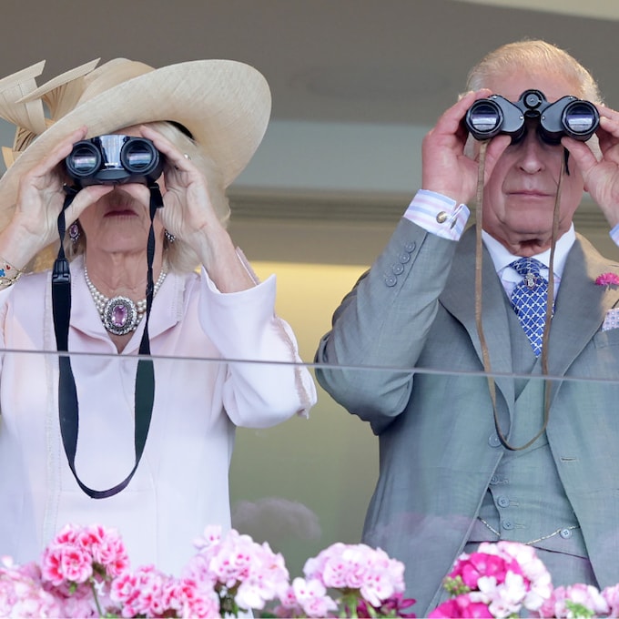 De los prismáticos personalizados de Carlos III a la emoción de Camilla: las curiosidades 'royal' de Ascot