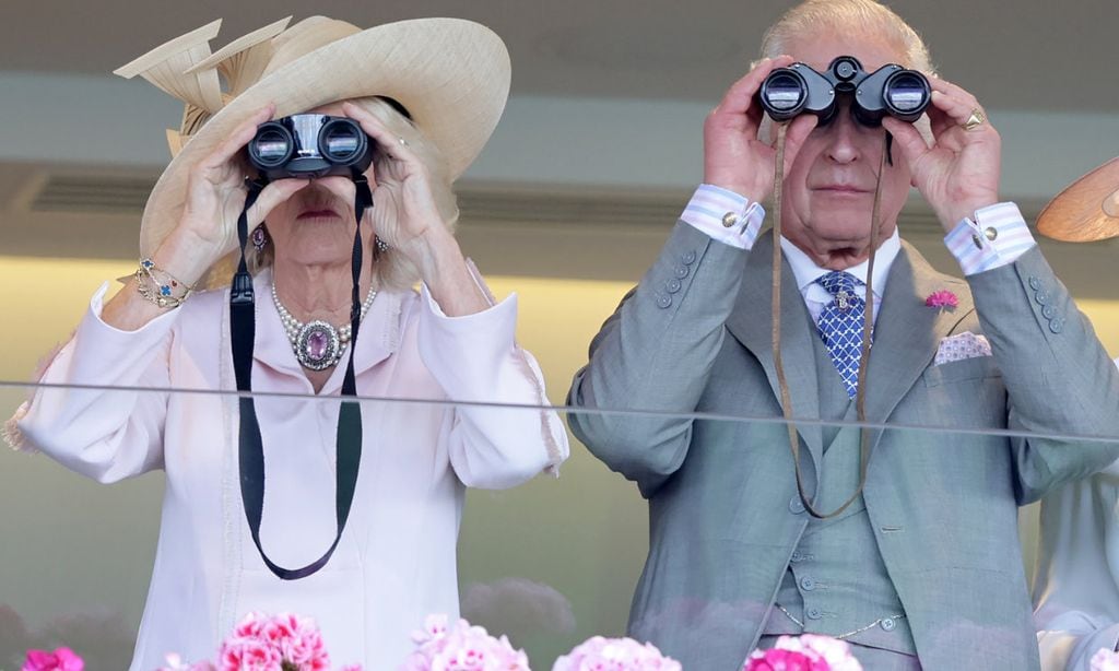 De los prismáticos personalizados de Carlos III a la emoción de Camilla: las curiosidades 'royal' de Ascot