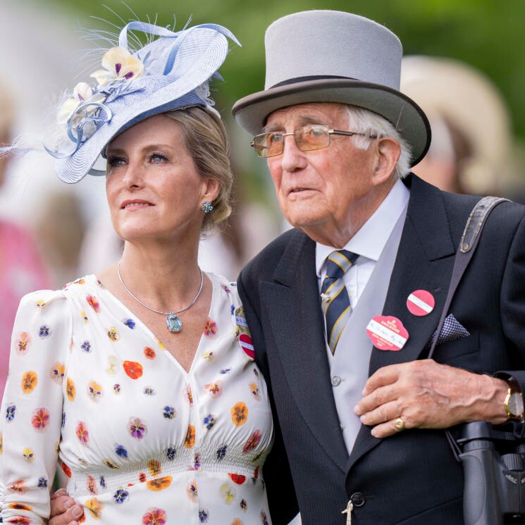 La duquesa de Edimburgo se lleva a su padre, de 92 años, a las carreras de Ascot