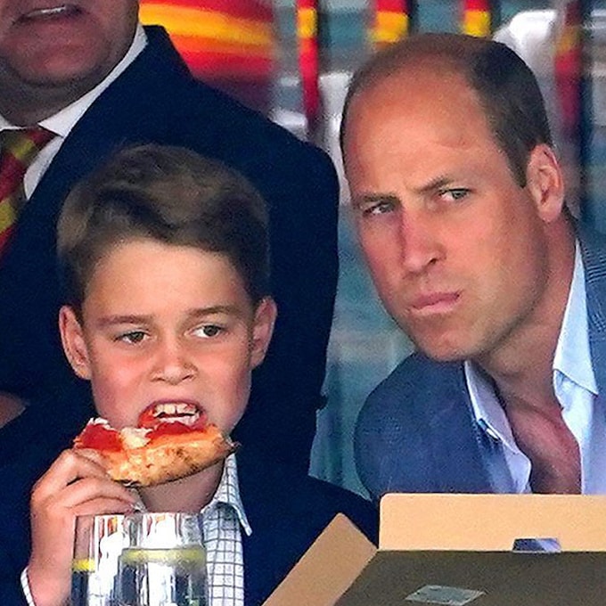 Las fotos más simpáticas del príncipe George comiendo pizza junto a su padre, ¡y clavando sus gestos!