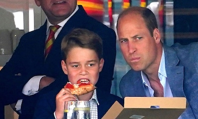 Las fotos más simpáticas del príncipe George comiendo pizza junto a su padre, ¡y clavando sus gestos!