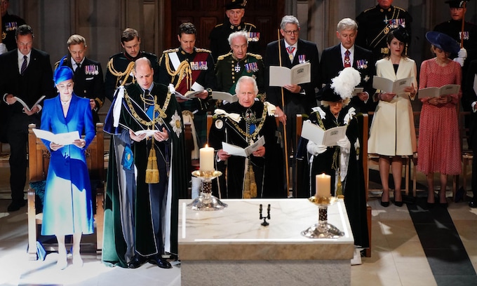 Un desfile militar en la coronación en Escocia de Carlos y Camilla