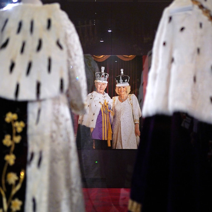 La exposición más regia llega al Palacio de Buckingham: la ropa y objetos de la coronación de los reyes Carlos y Camilla, a la vista de todos