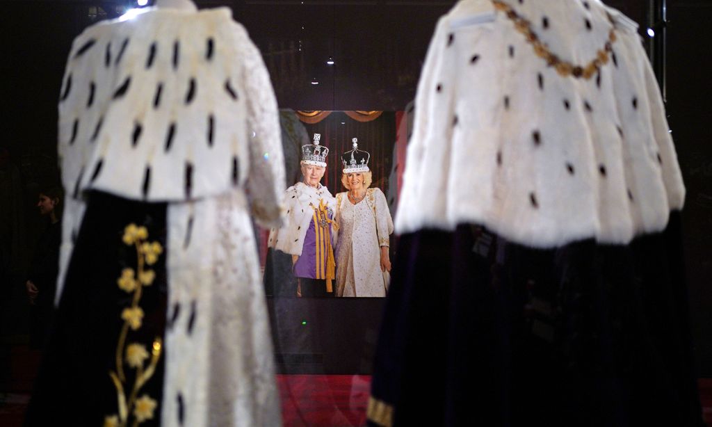 La exposición más regia llega al Palacio de Buckingham: la ropa y objetos de la coronación de los reyes Carlos y Camilla, a la vista de todos