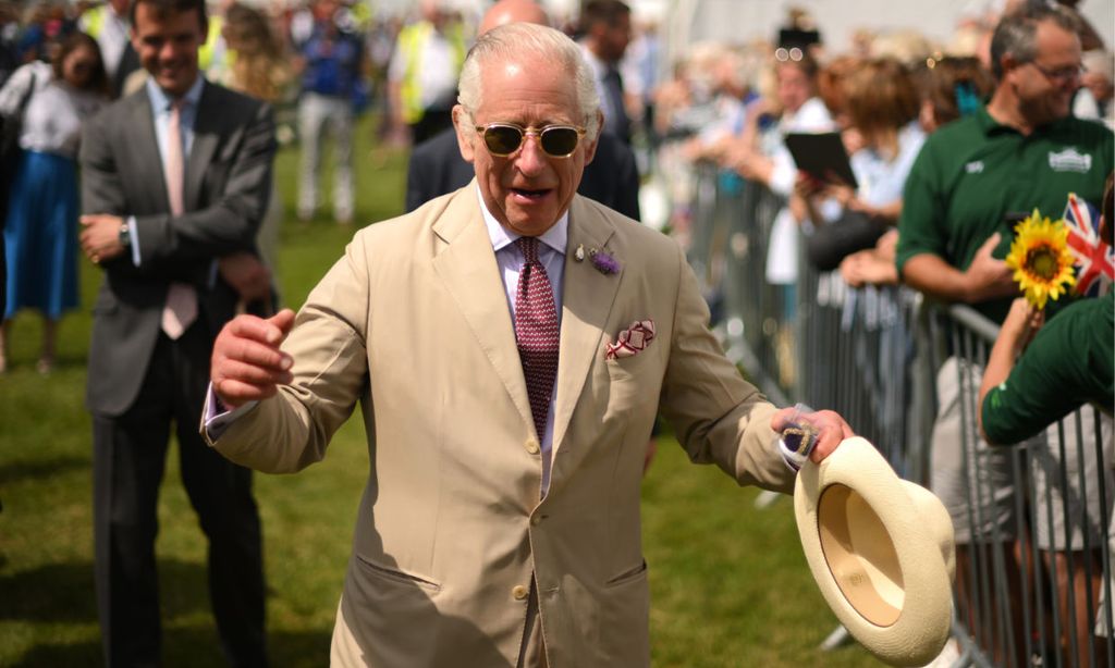 Carlos III no se queda atrás y sorprende con su elegancia como lo hizo don Felipe en Wimbledon