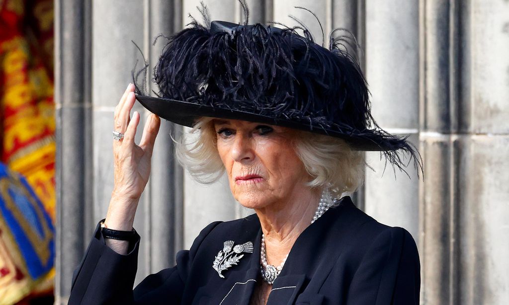 Muere el primer amor de la reina Camilla a los 77 años: así fue su romance