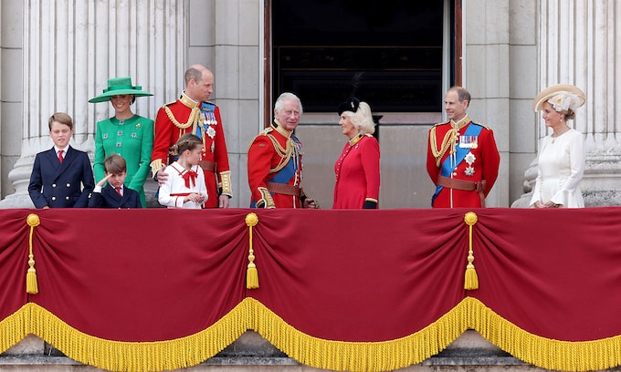 El rey Carlos con la familia real en el balcón de Buckingham