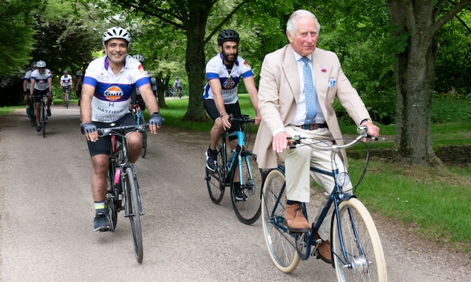 El rey Carlos III y un grupo de ciclistas