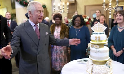 Carlos III celebra su 75 cumpleaños por adelantado con una fiesta navideña llena de sorpresas y música