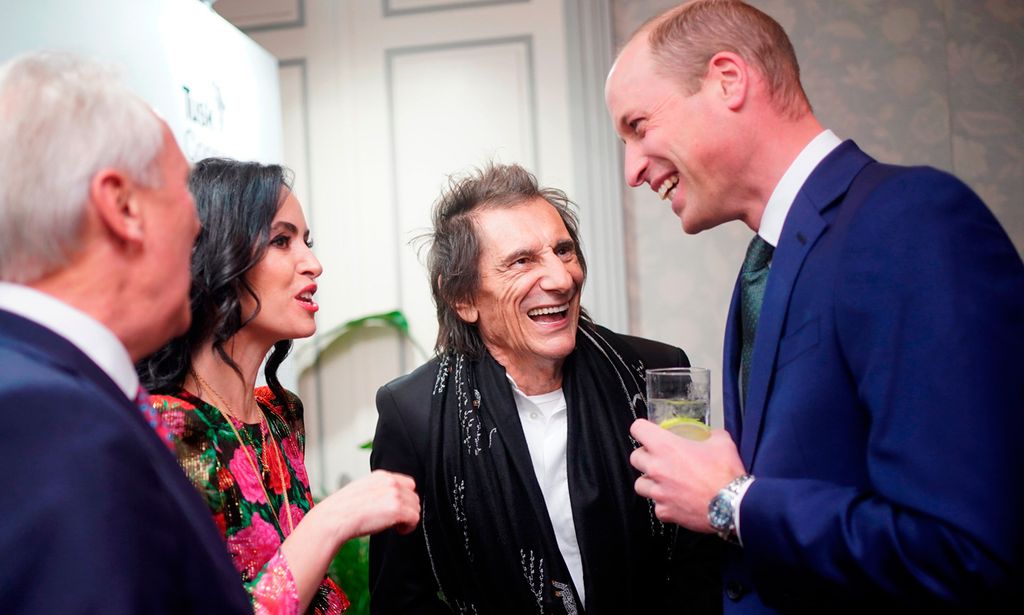 El divertido encuentro del príncipe Guillermo con Ronnie Wood, de los Rolling Stones, entre risas y una curiosa invitación